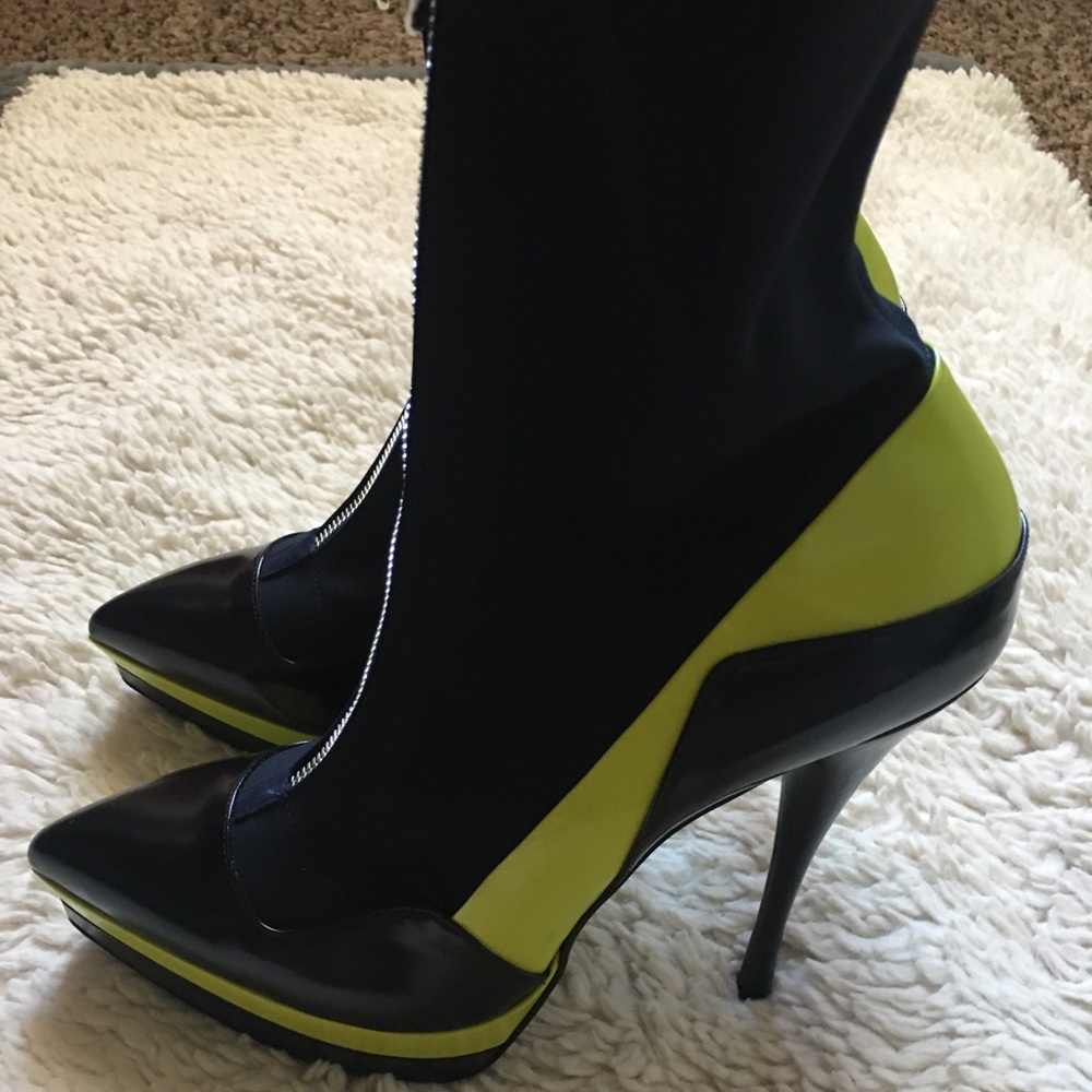 Versace - Picture 2 of 8